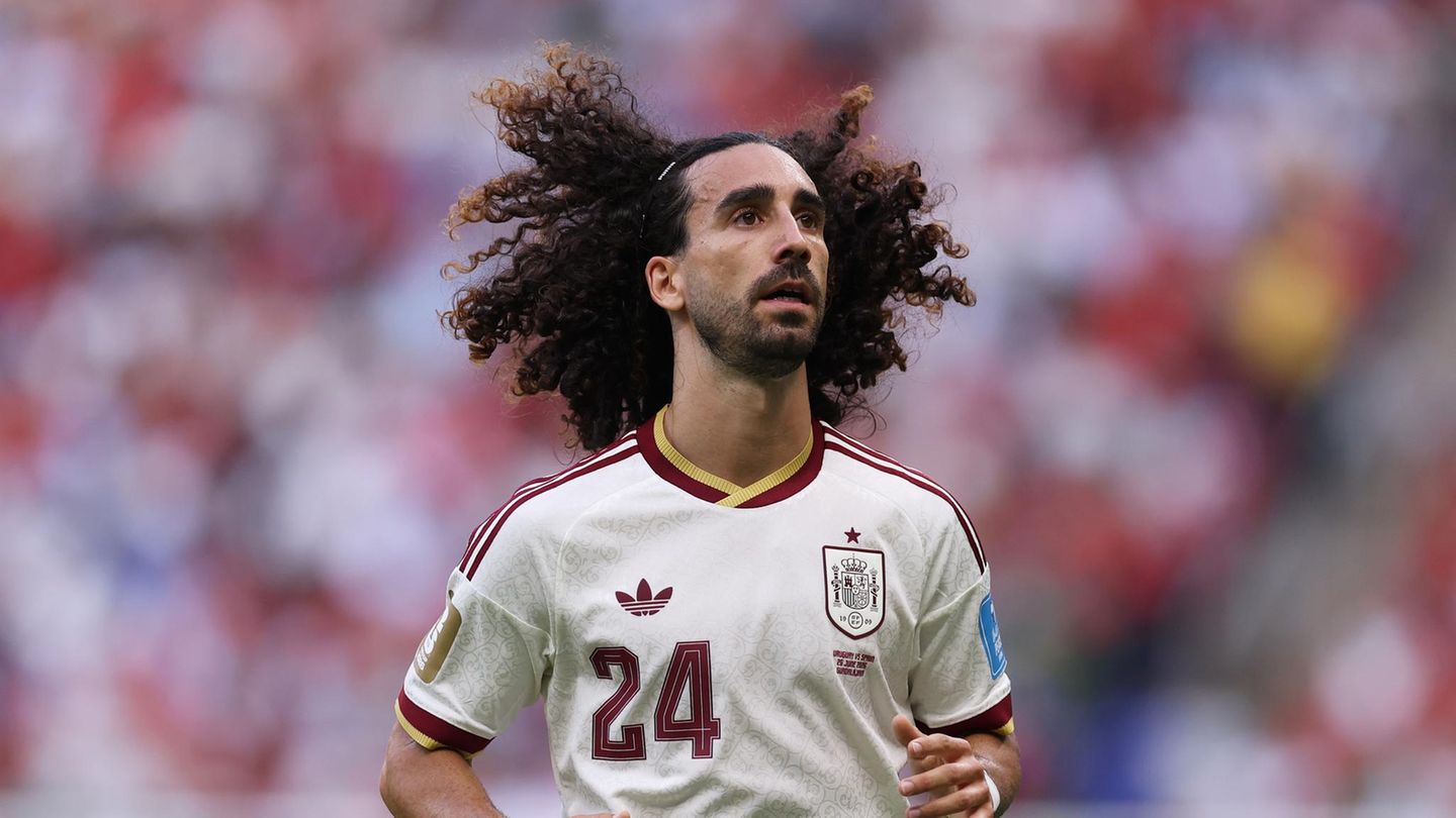 Marc Cucurella zeigt nach dem WM-Sieg 2026 seine neue Frisur mit geflochtenen Zöpfen, aufgenommen von seinem Friseur, wie auf Instagram gepostet.