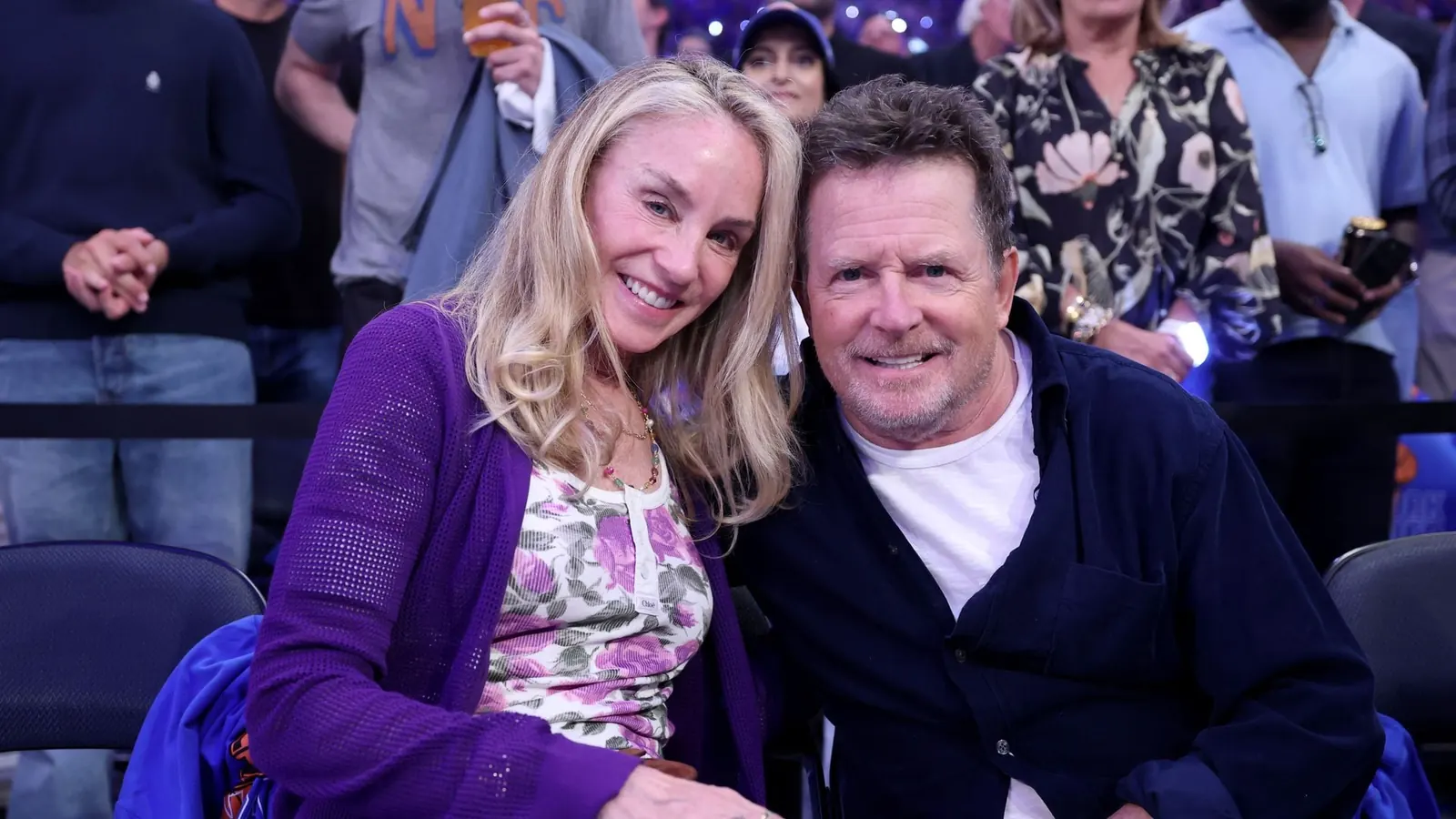 Michael J. Fox und Tracy Pollan lächeln gemeinsam bei einer Veranstaltung, wirken vertraut und verbunden