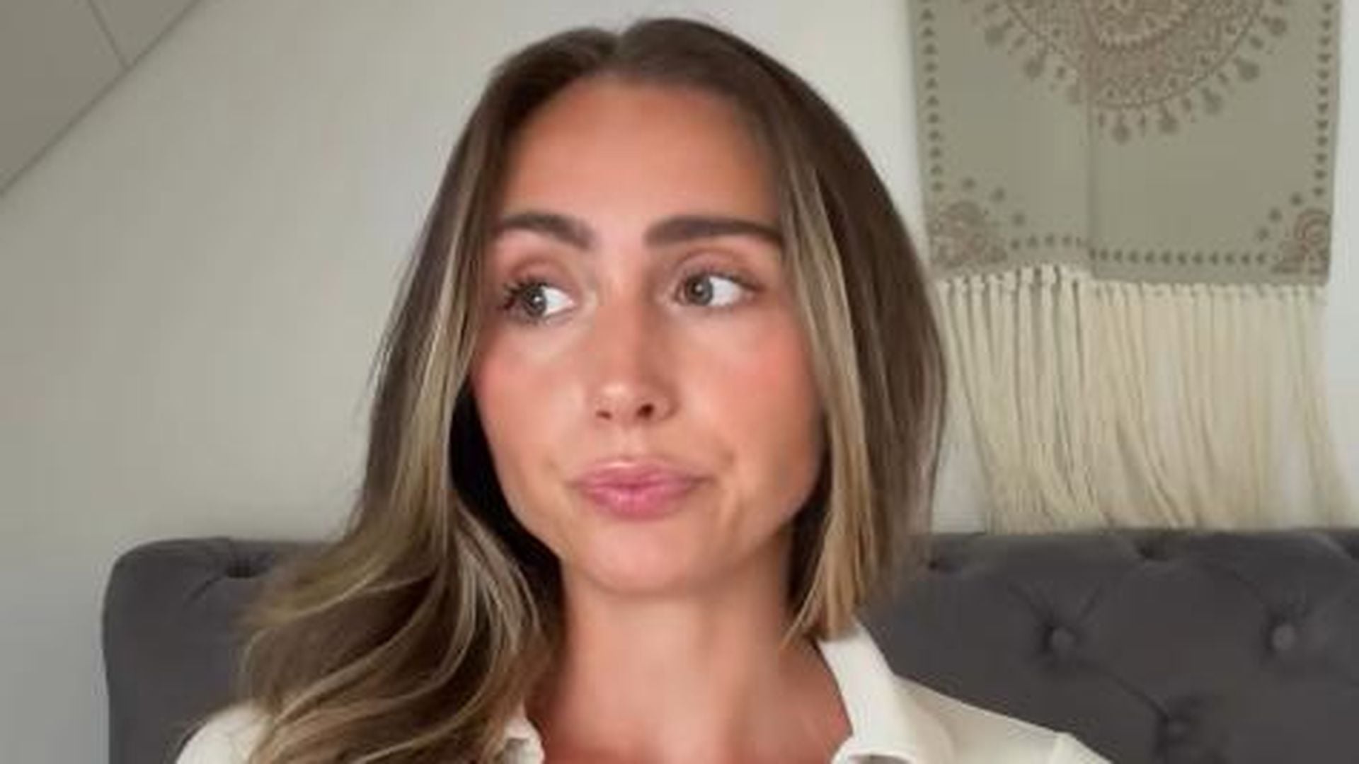 Sebastian Paul und Kandidatin Nadja sitzen während des Wiedersehens der Sendung "Die Bachelors" nebeneinander.