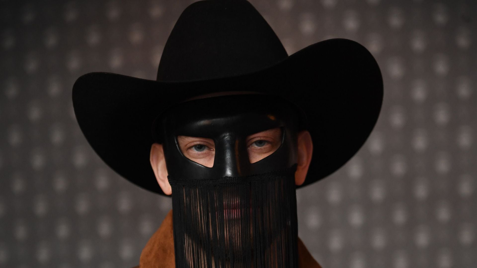 Orville Peck, Country-Sänger mit markanter Maske, bei einem Konzert 2025
