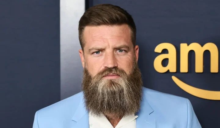 Adam Sandler überrascht als Trauredner bei der Hochzeit von Taylor Swift und Travis Kelce
