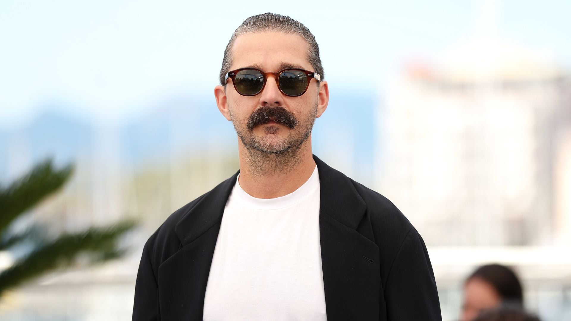 Shia LaBeouf umarmt seine Freundin Nicole Mumphrey am Gepäckband des LAX-Flughafens in Los Angeles.