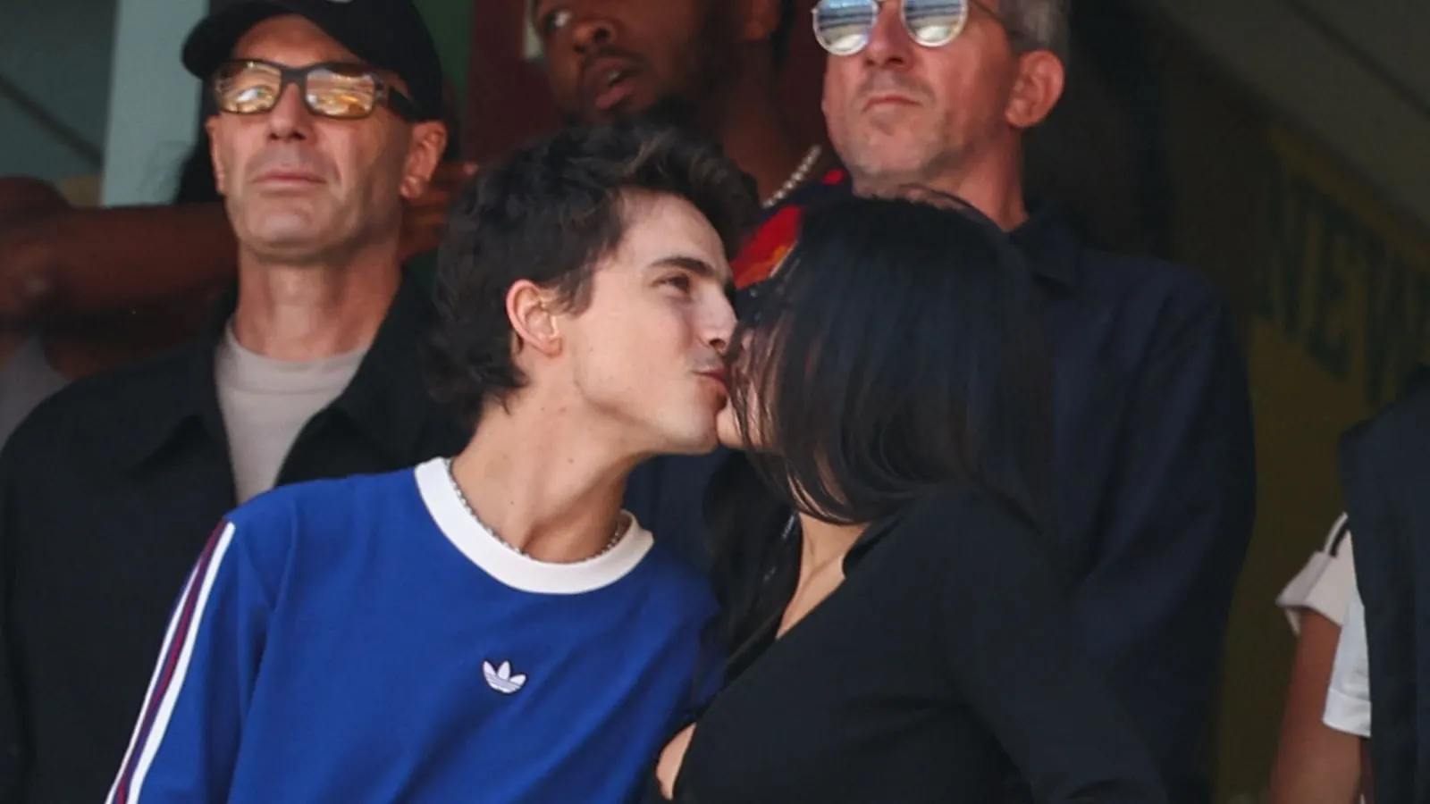 Timothée Chalamet und Kylie Jenner küssen sich in einer Loge während des WM-Finales 2026 zwischen Argentinien und Spanien im MetLife Stadium.