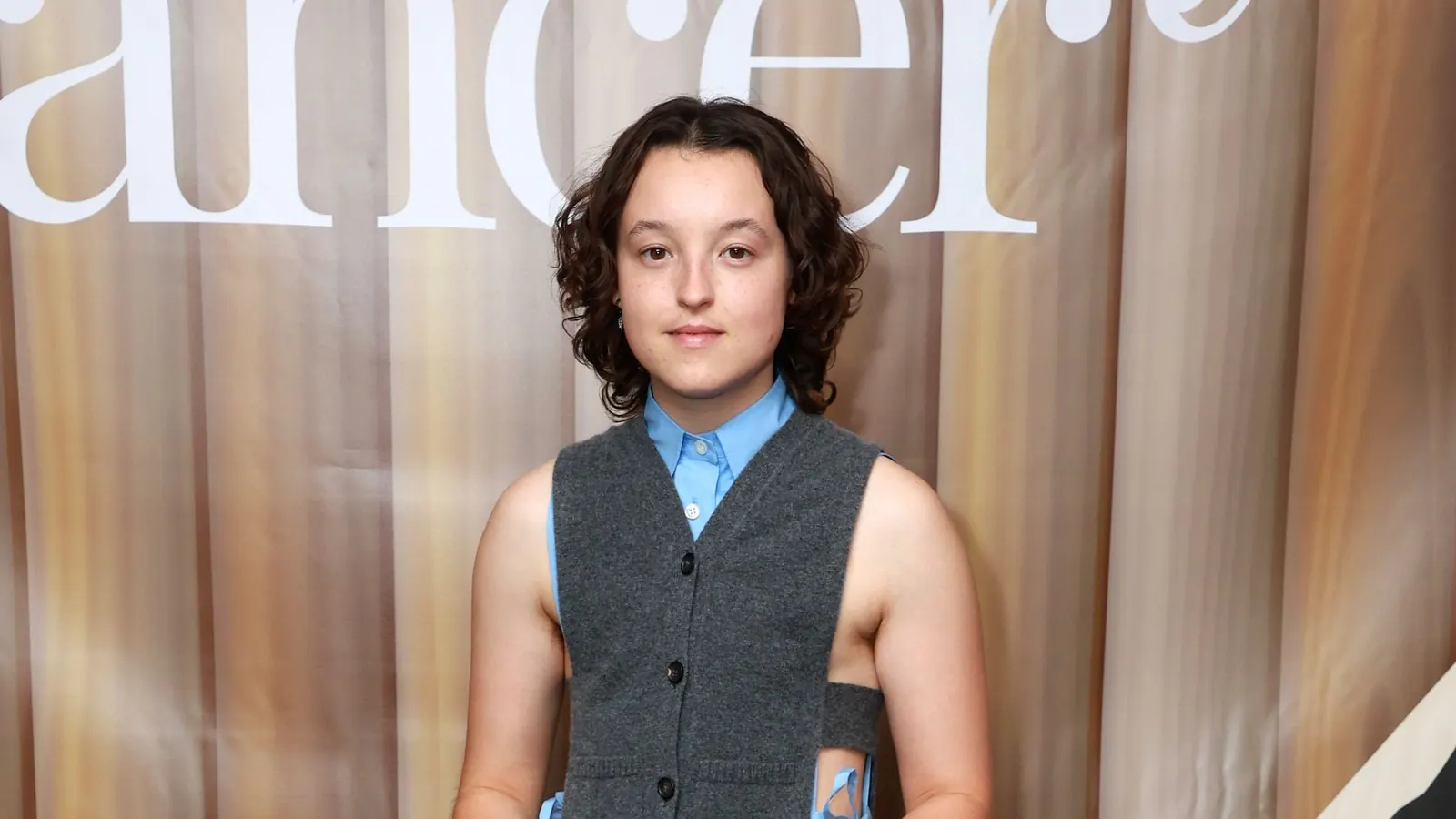 Bella Ramsey in einem eleganten Outfit auf dem roten Teppich der Met Gala im Metropolitan Museum of Art, New York, 2023.