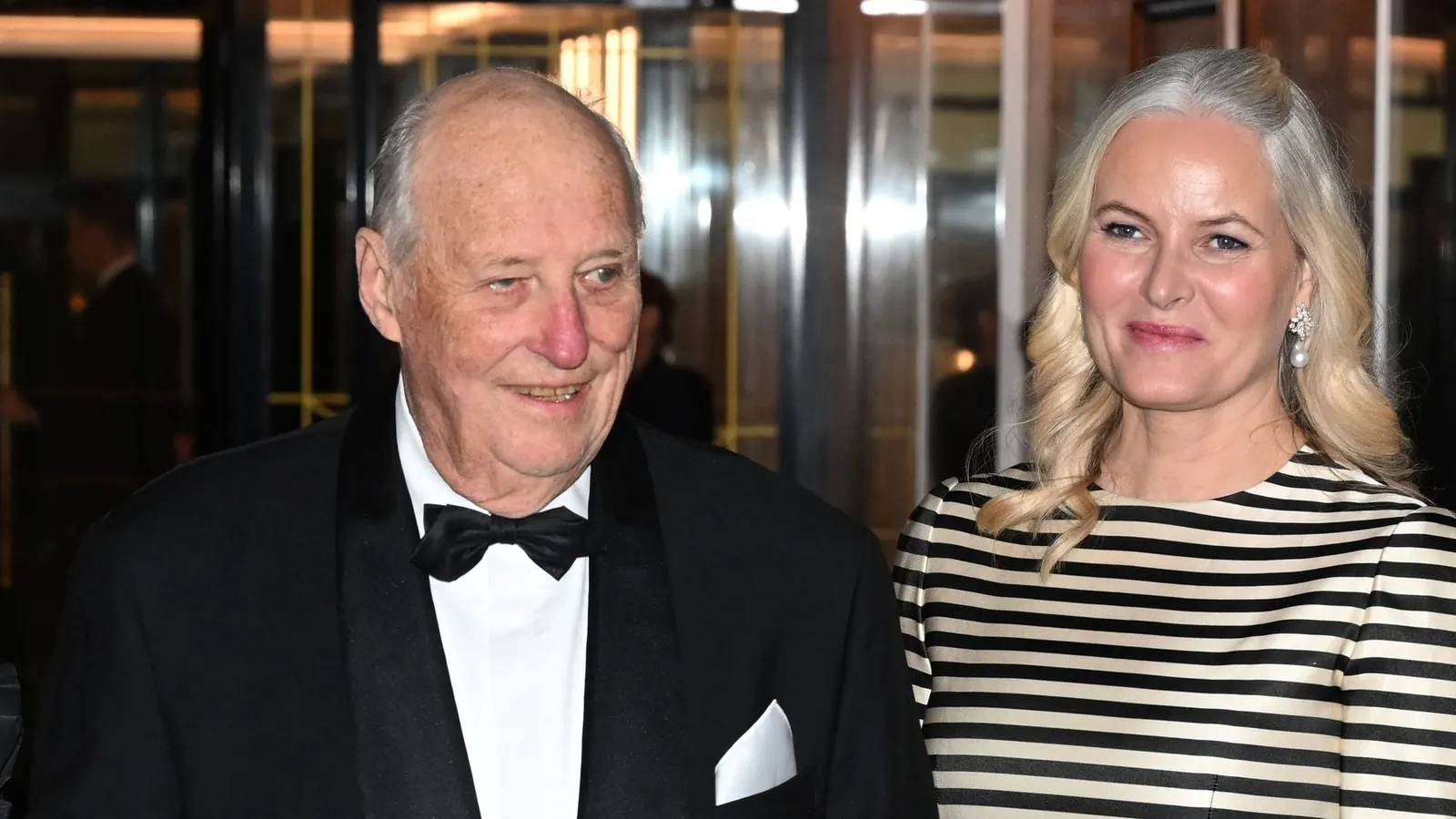 Kronprinzessin Mette-Marit verlässt das Rikshospitalet in Oslo, nachdem sie König Harald V. im Krankenhaus besucht hat.