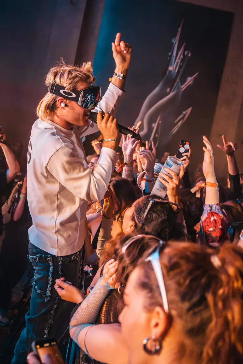 Ski Aggu, Berliner Rapper, bei einem Festivalauftritt in Deutschland