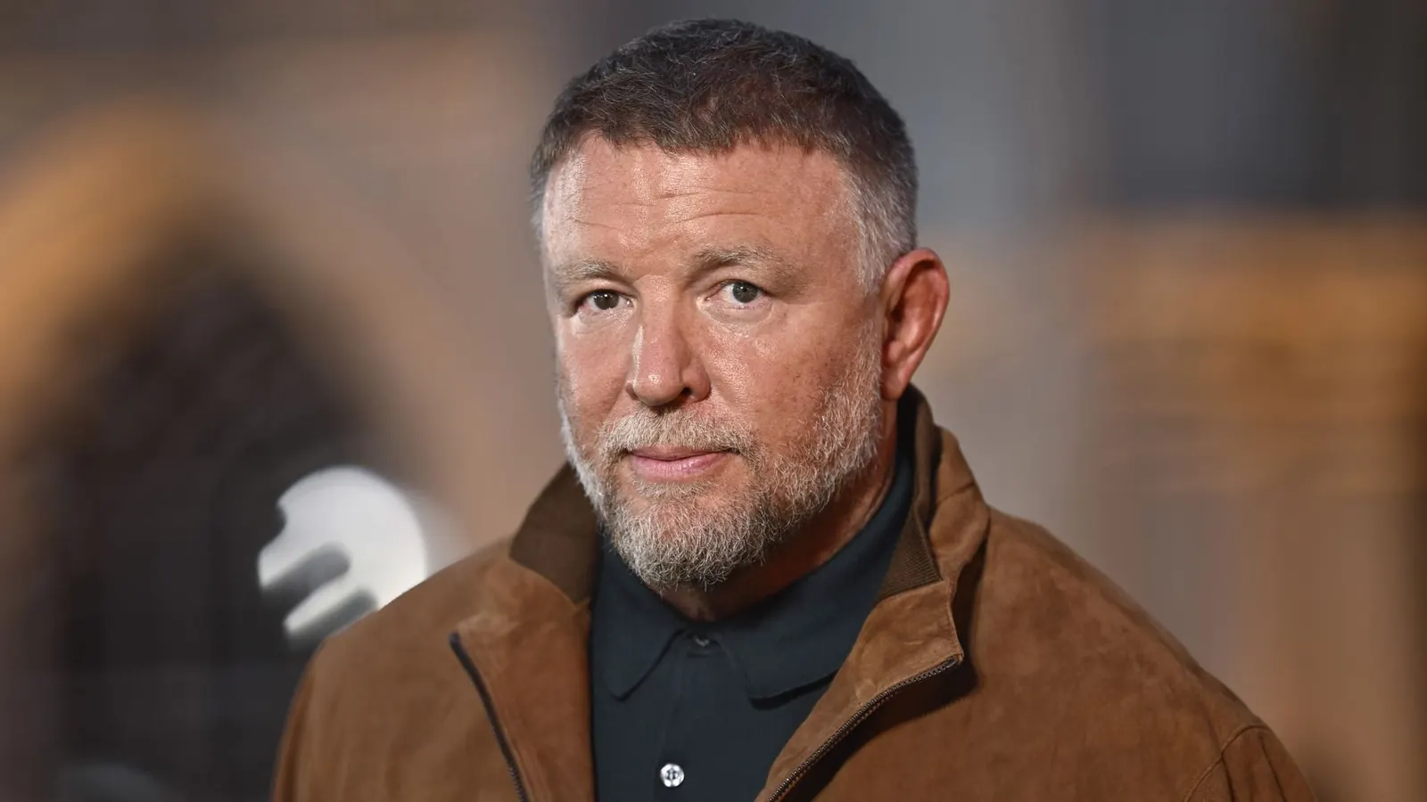Guy Ritchie posiert mit seiner Frau Jacqui Ainsley und seinem Sohn Rocco auf dem roten Teppich der Netflix-Premiere von The Gentlemen in London.