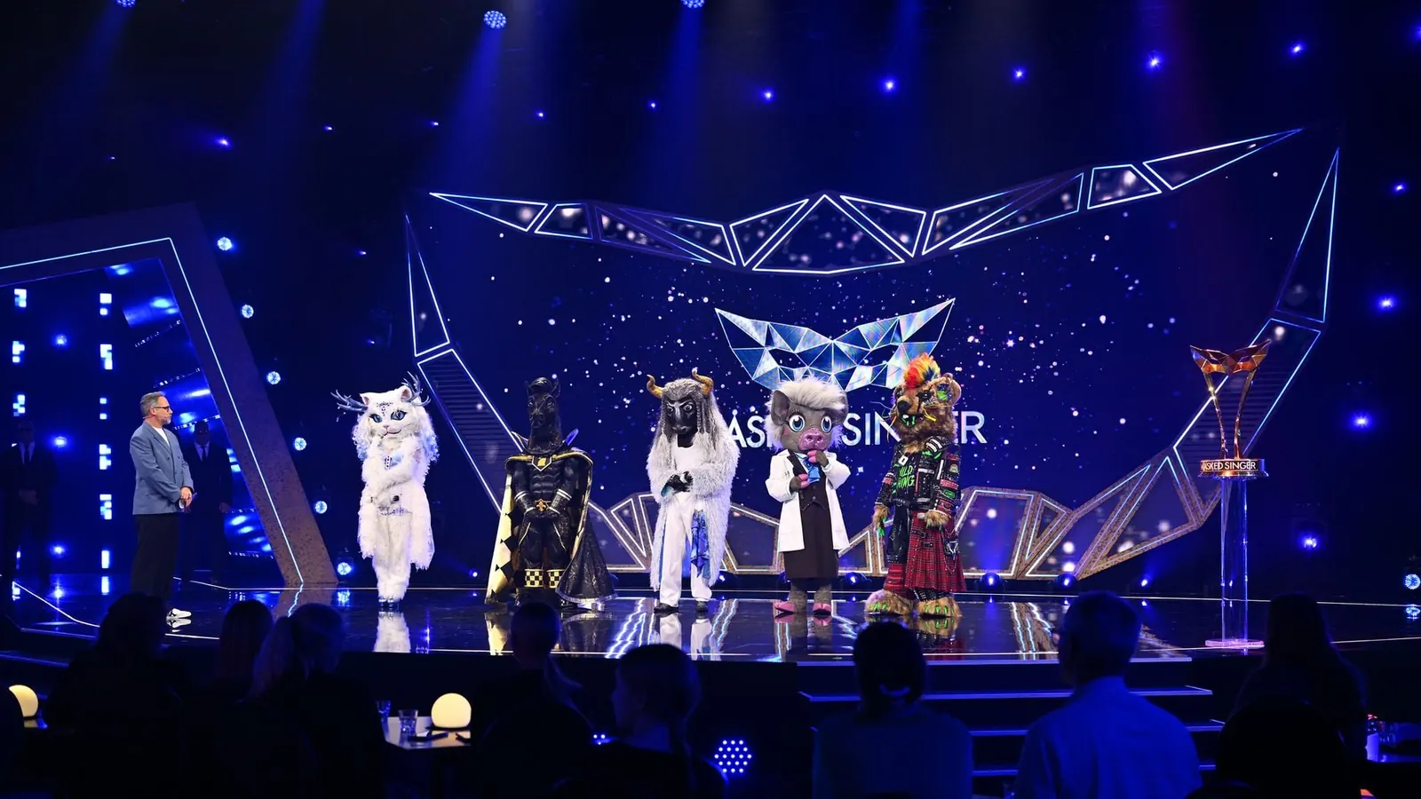 Vincent Gross mit der Maske Fernando El Toro und dem Siegerpokal bei The Masked Singer 2026 auf ProSieben