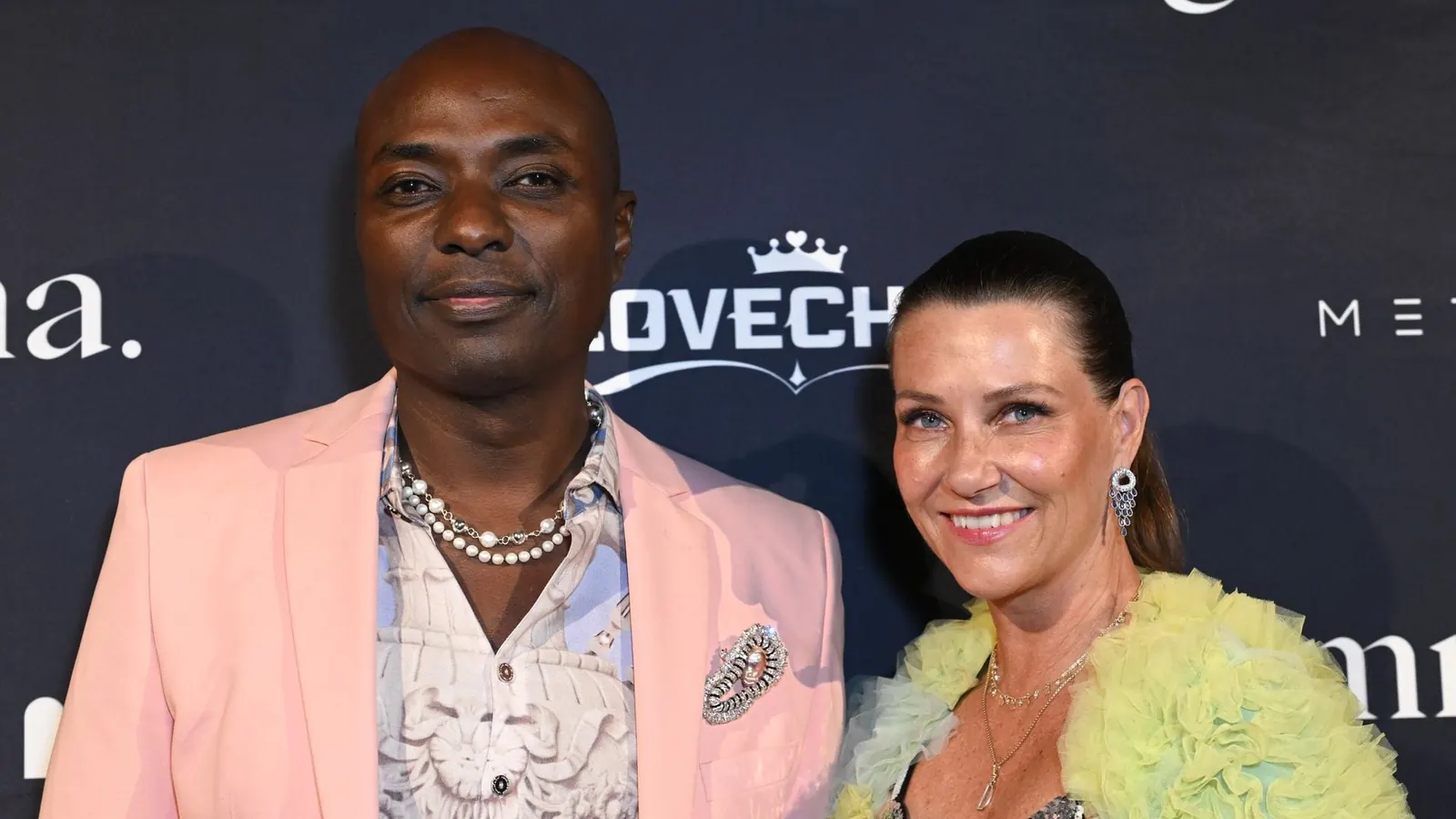 Prinzessin Märtha Louise und Durek Verrett lächeln in die Kamera, während sie an einer Veranstaltung in Norwegen teilnehmen