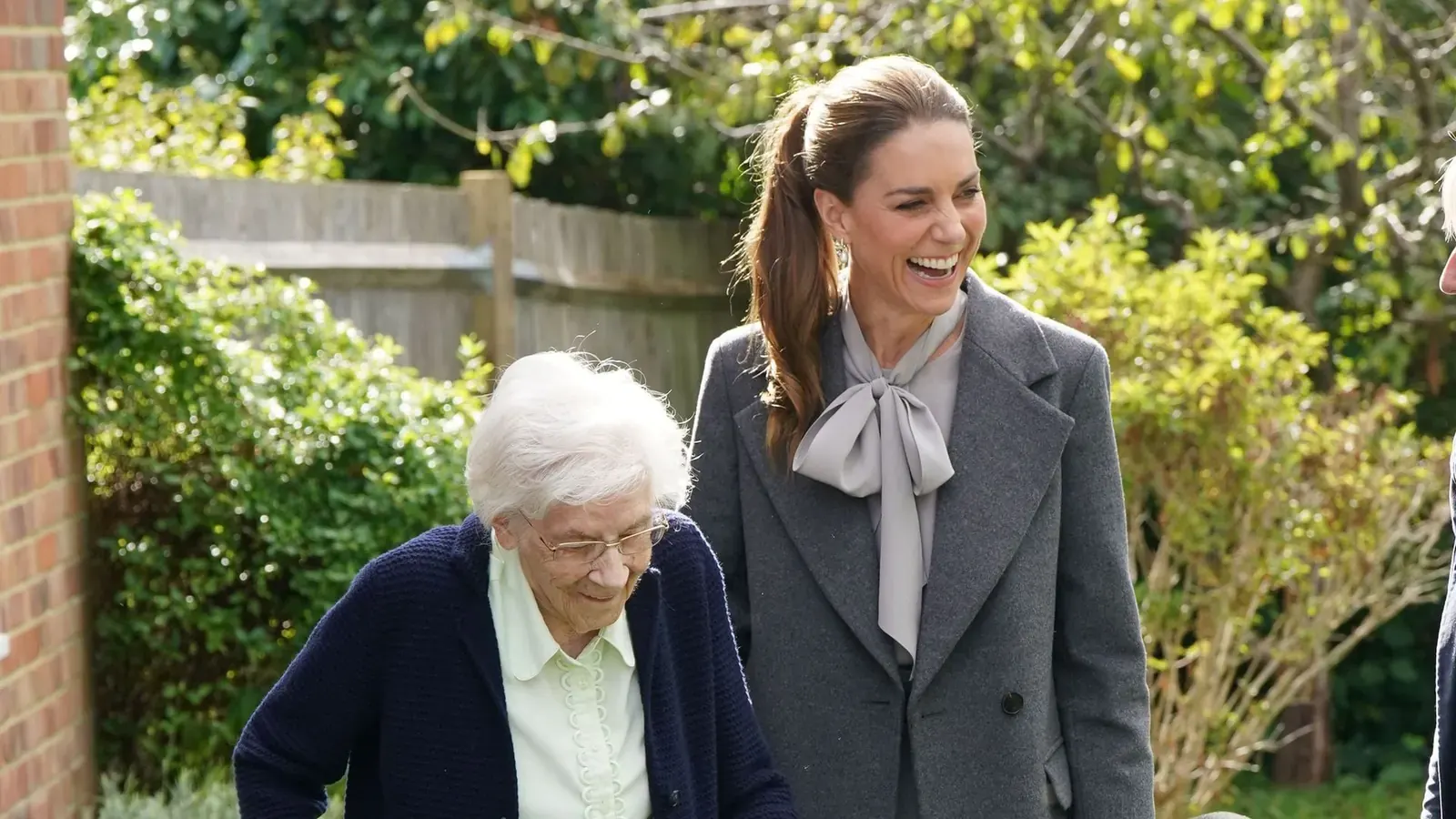 Prinzessin Kate in grauem Outfit mit Pferdeschwanz steigt in einen Minibus des West Sussex Minibus Fahrdienstes in Pulborough