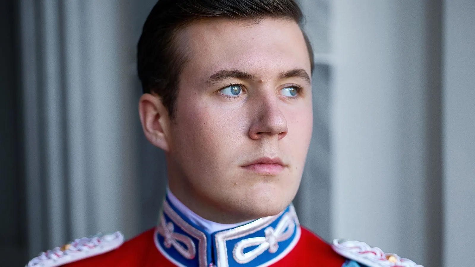 Kronprinz Christian von Dänemark in der roten Galauniform der königlichen Leibgarde im Oktober 2026