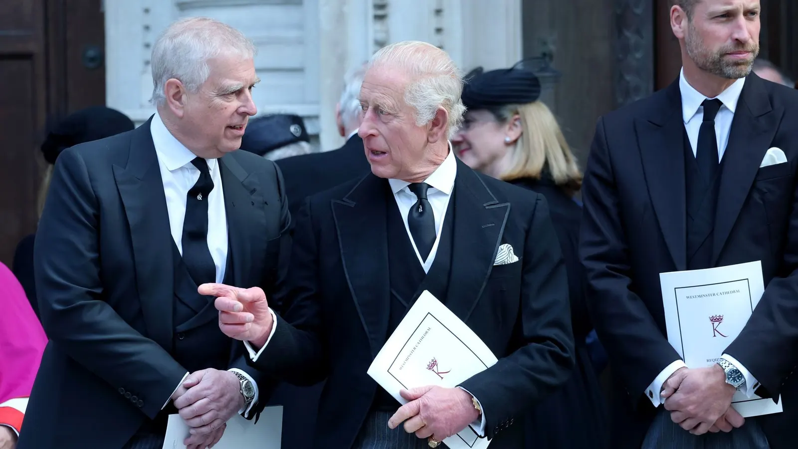 Prinz Andrew Mountbatten-Windsor in einem dunklen Anzug vor einem Londoner Gerichtsgebäude